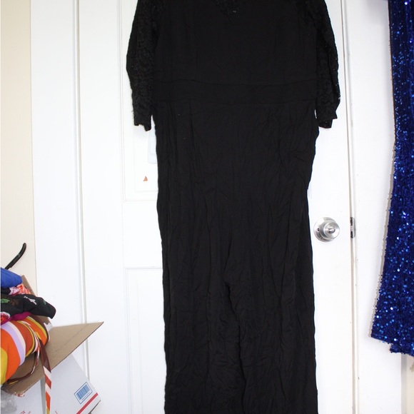 Torrid: Lace long sleeved jumpsuit with heart shaped neckline - Picture 3 of 10